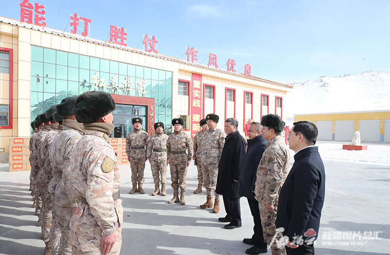 2月3日，自治区党委书记马兴瑞、自治区主席艾尔肯·吐尼亚孜来到新疆军区红其拉甫边防连亲切看望官兵。石榴云/新疆日报记者崔志坚摄