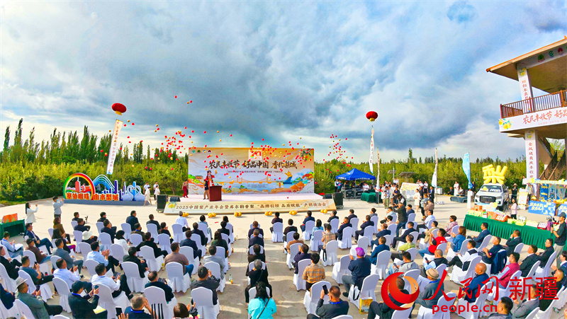 中国梨产业年会暨库尔勒香梨产销接洽会现场。人民网 李欣洋摄 中国梨产业年会暨库尔勒香梨产销接洽会现场。人民网 李欣洋摄