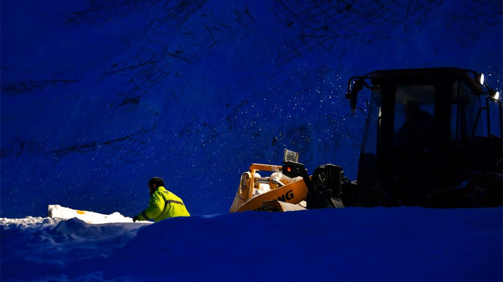 新华全媒+·新春走基层丨“荧光绿”温暖山村风雪路